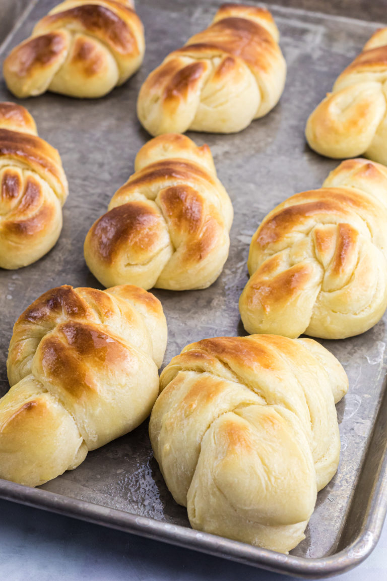 Mom’s Knotted Bread Rolls